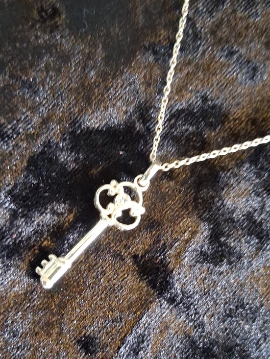 Vintage Jewelry - Sterling Silver 925 Crown Key Pendant W Genuine Diamond Center Necklace 22 In